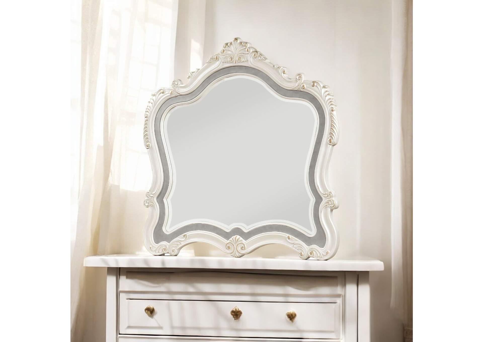 Chantelle Mirror image 5