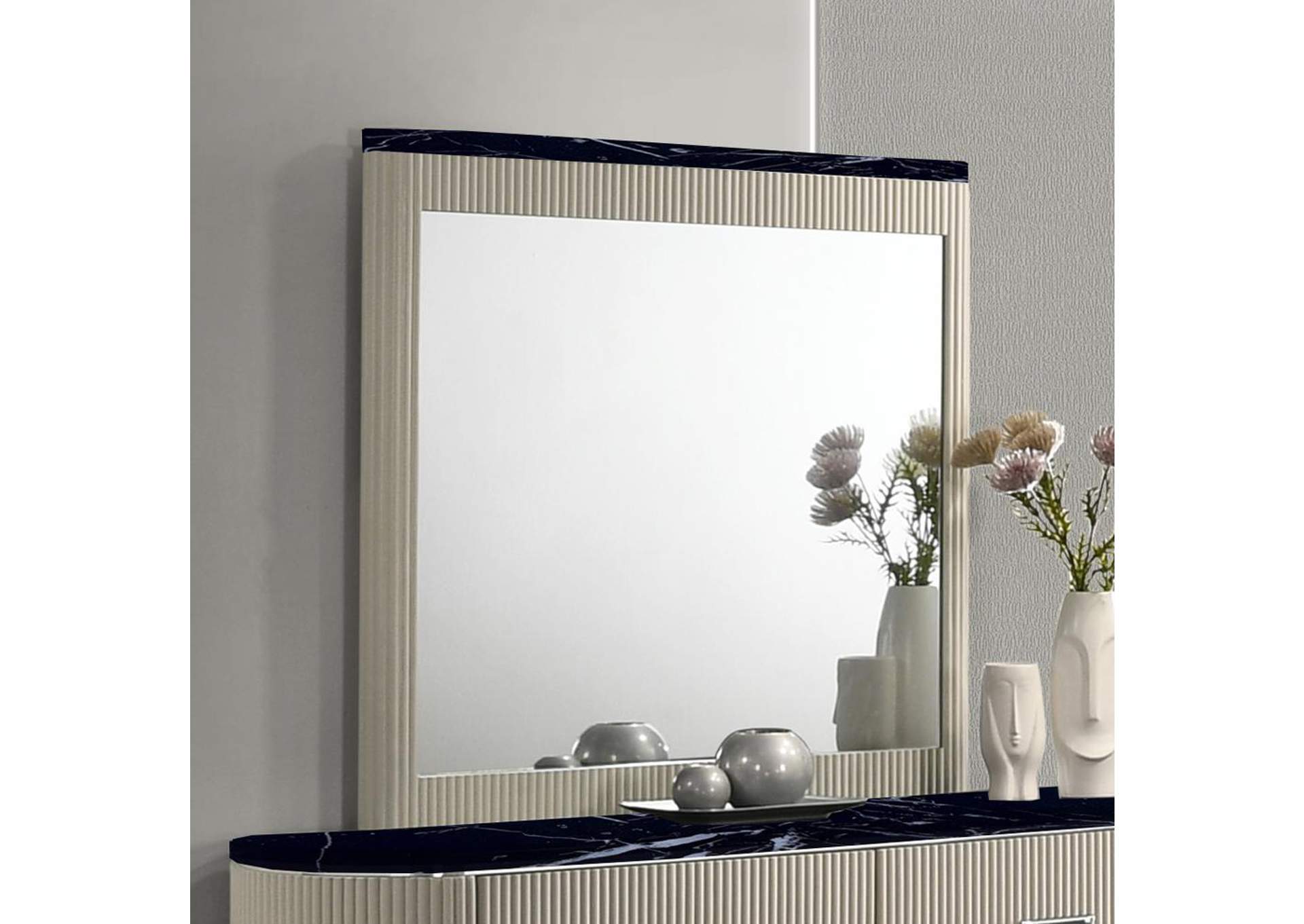 Travonte Mirror image 1