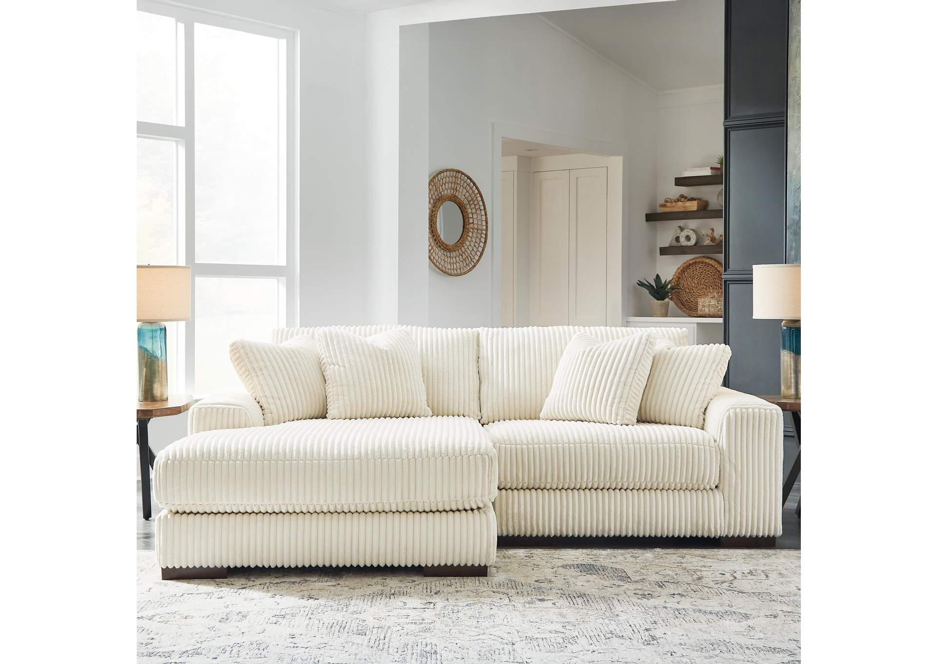 Lindyn 2-Piece Sectional with Chaise image 3