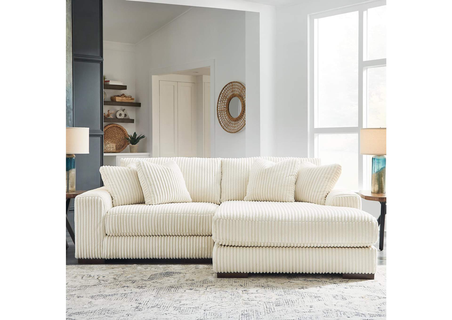 Lindyn 2-Piece Sectional with Chaise image 3