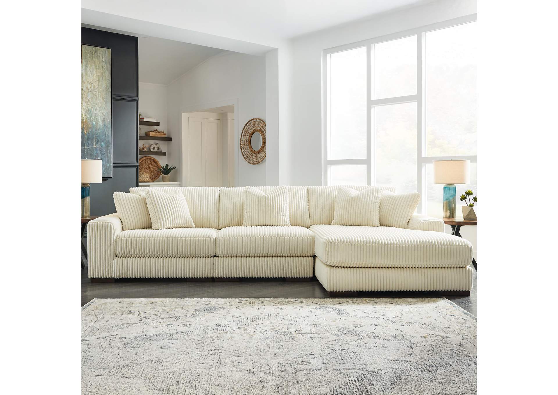 Lindyn 3-Piece Sectional with Chaise image 4