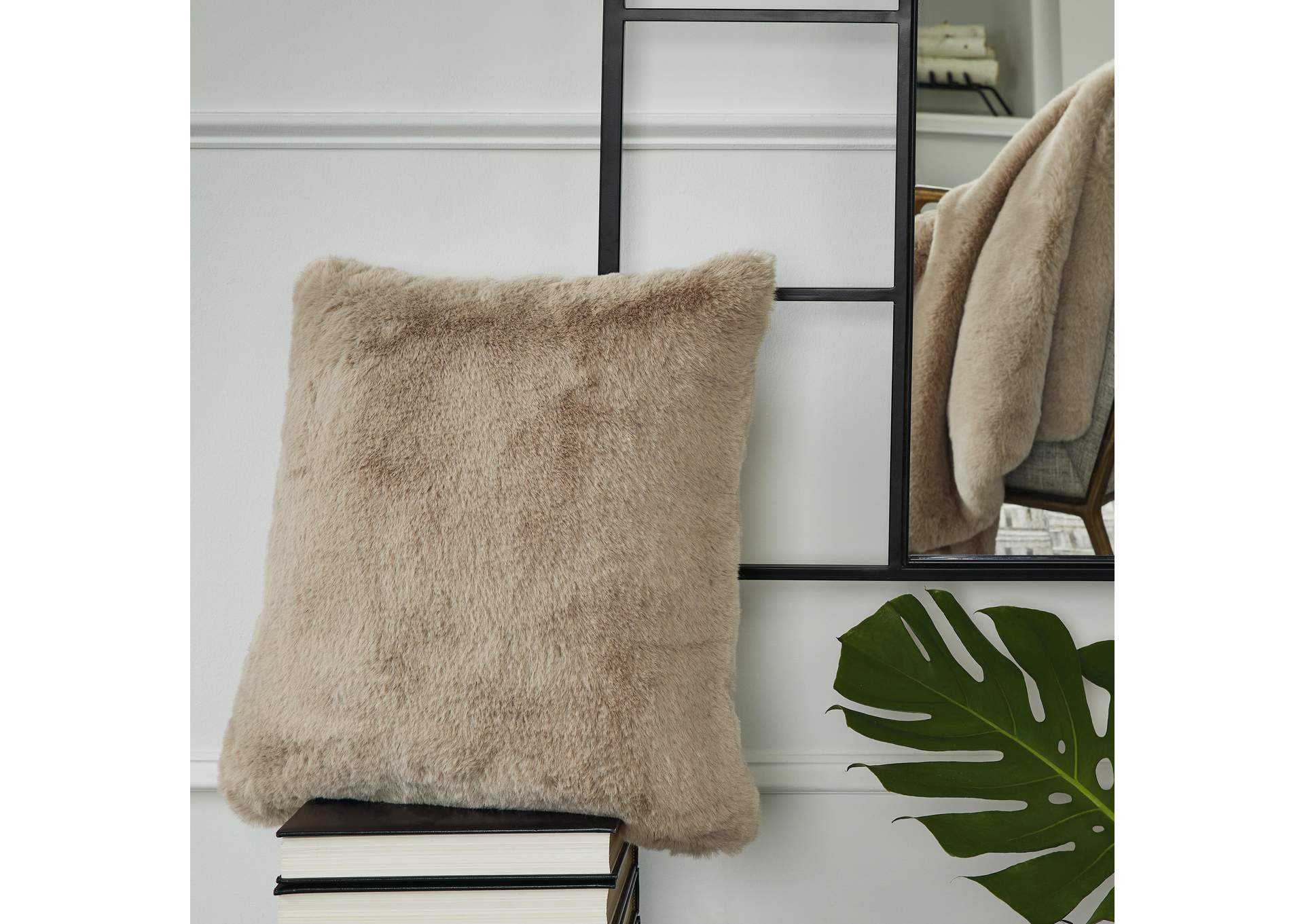 Gariland Pillow (Set of 4) image 2