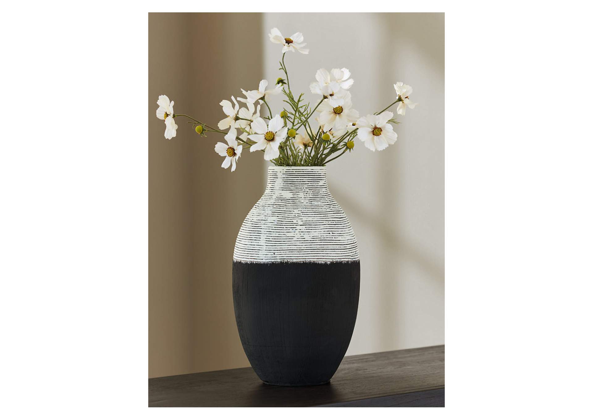Girtha Vase image 2