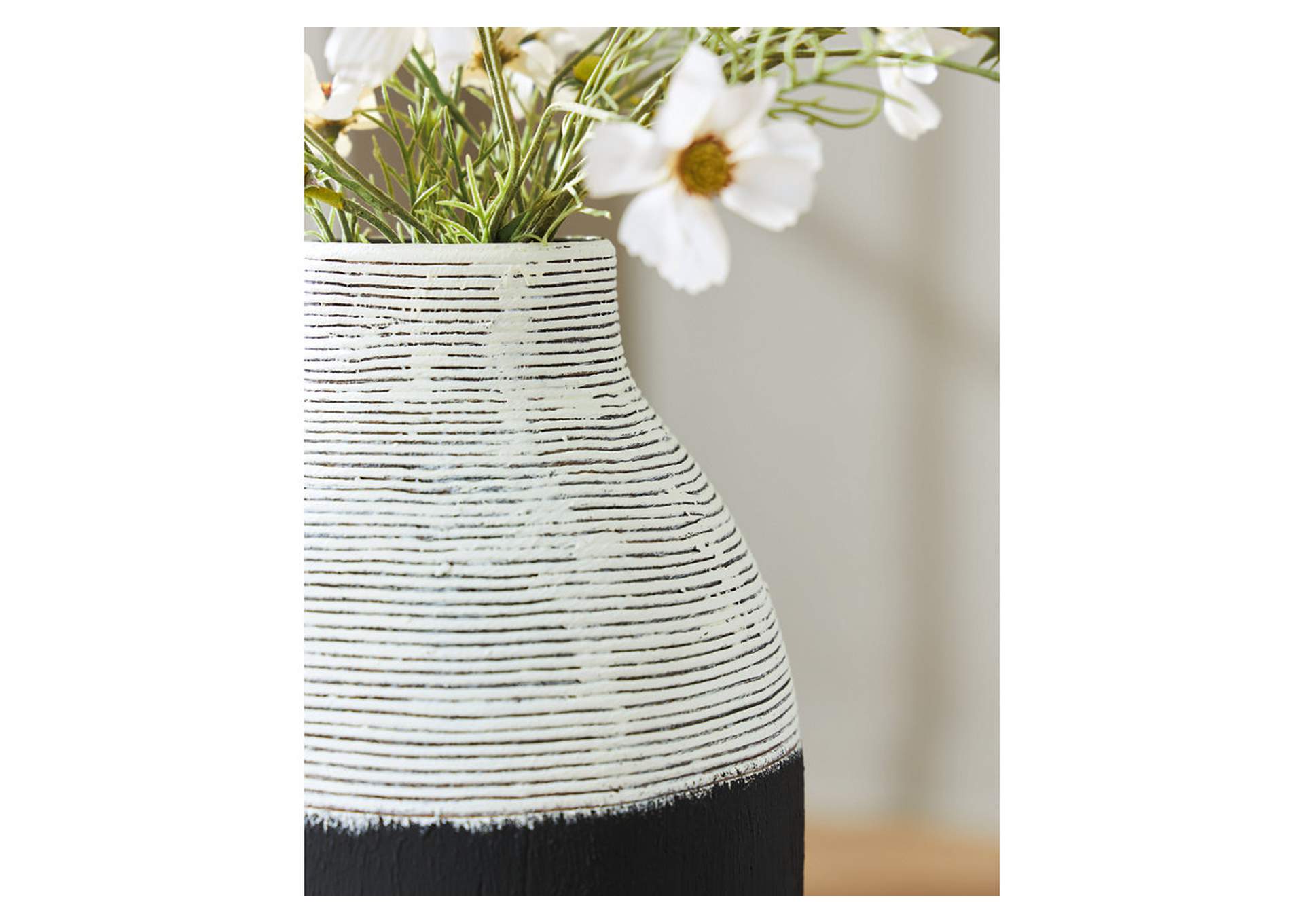 Girtha Vase image 3