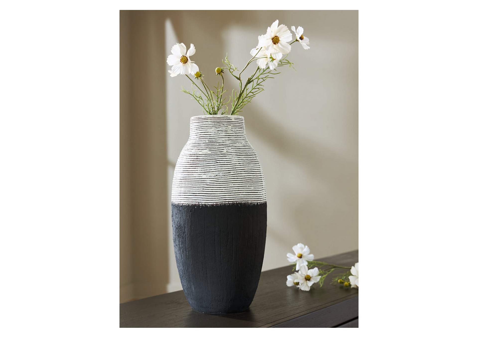 Girtha Vase image 2