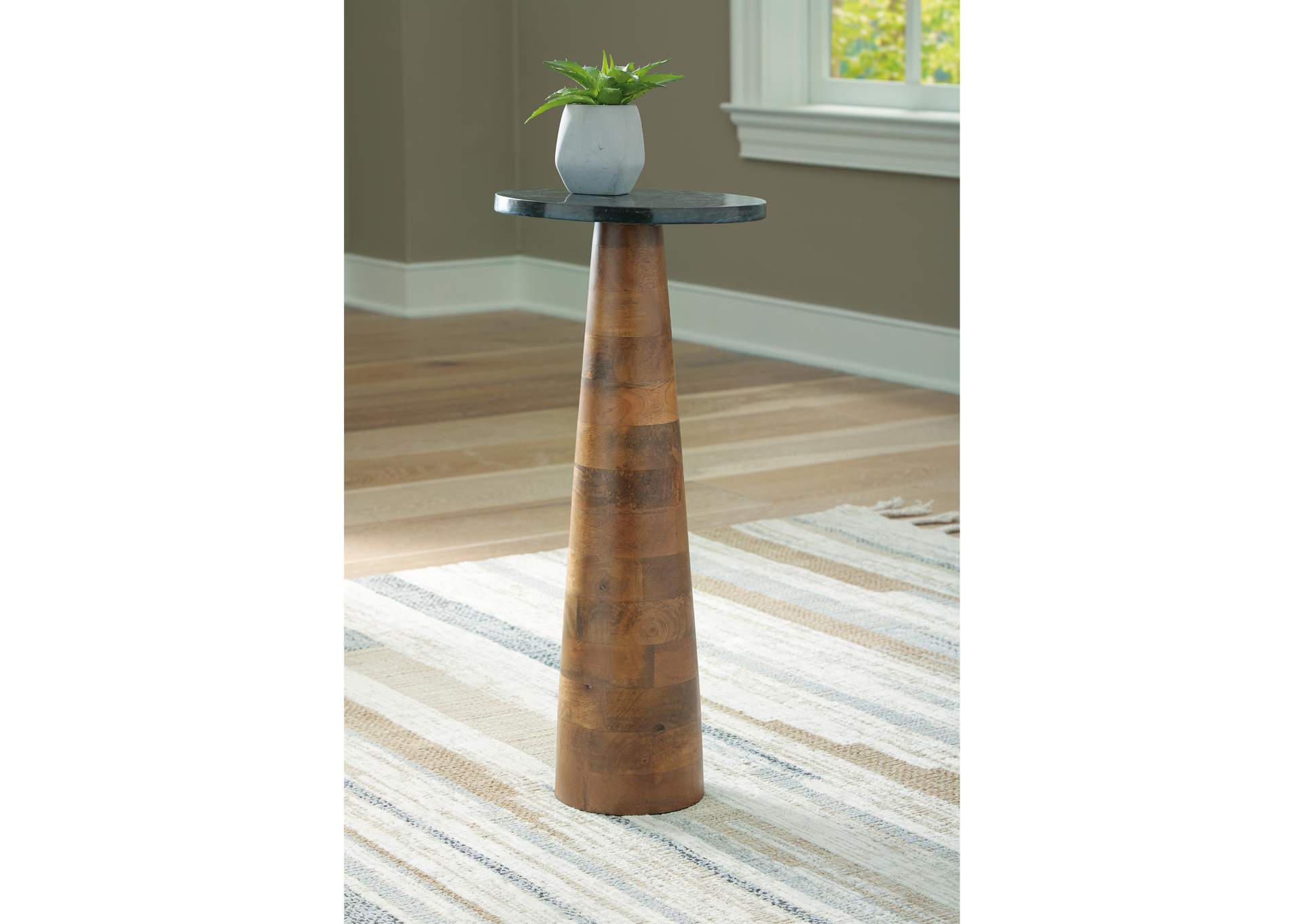 Quinndon Accent Table image 4