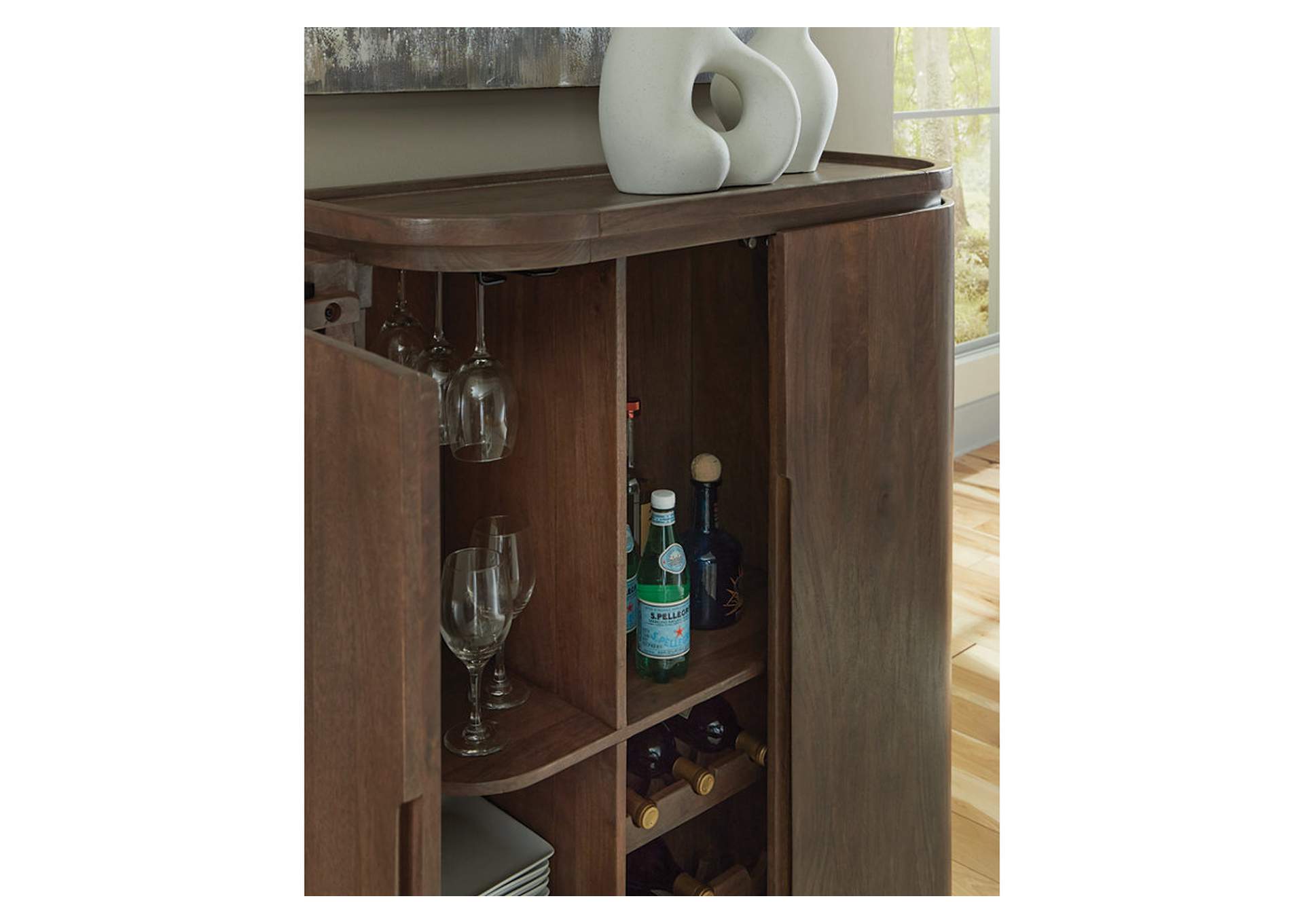 Landermont Bar Cabinet image 6