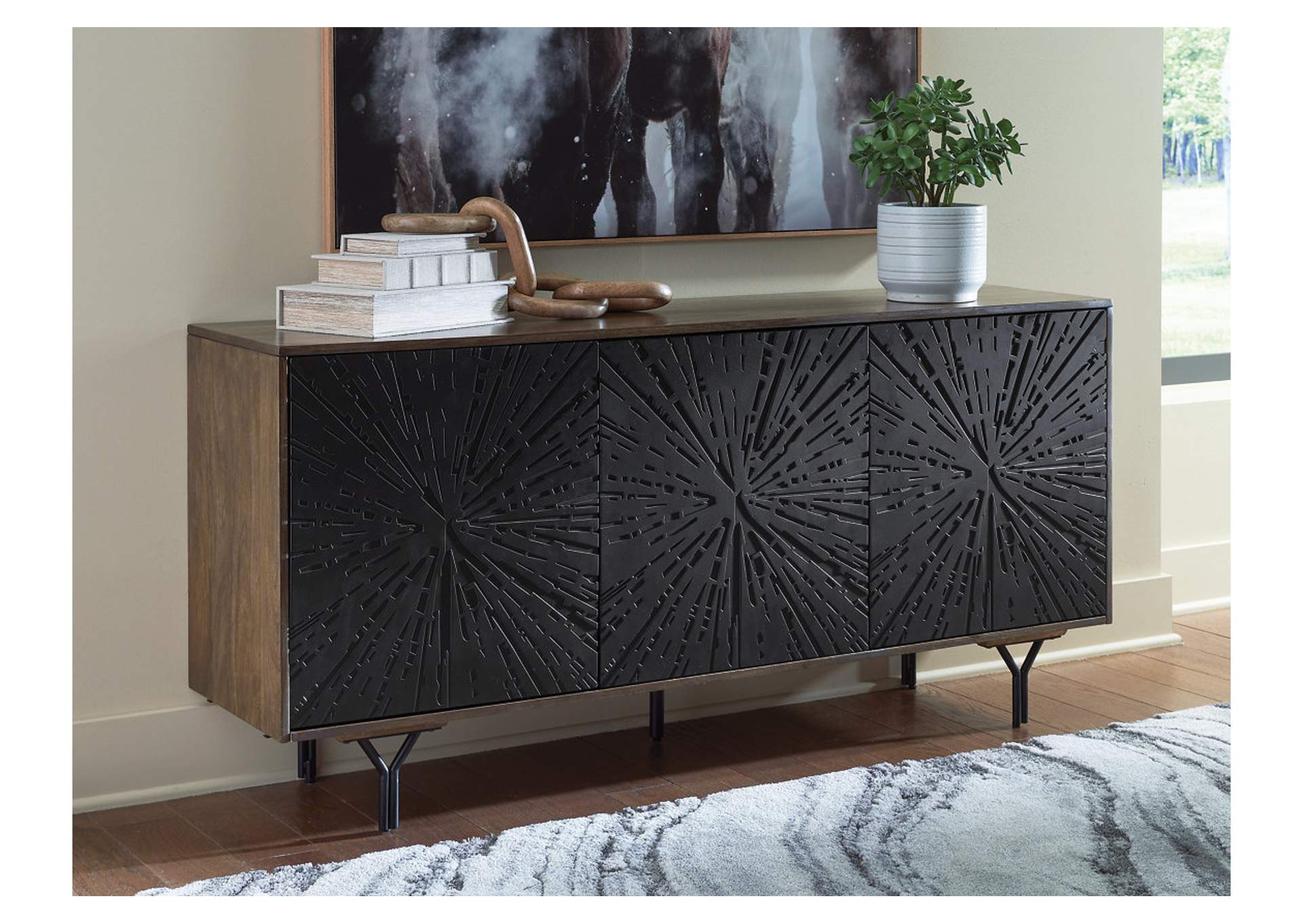 Lavinmont Accent Cabinet image 2