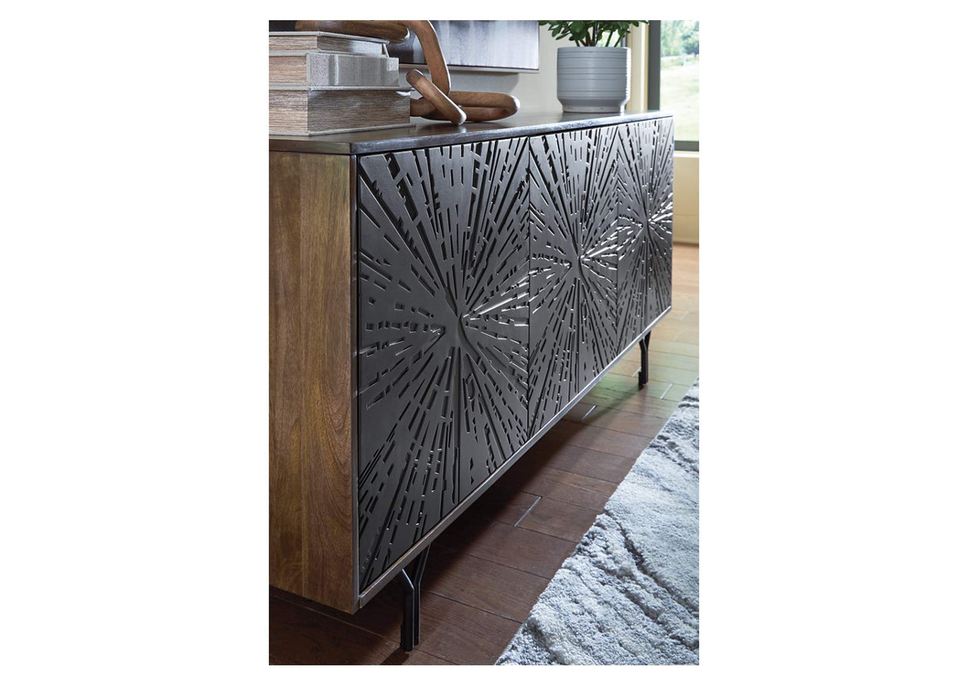 Lavinmont Accent Cabinet image 7