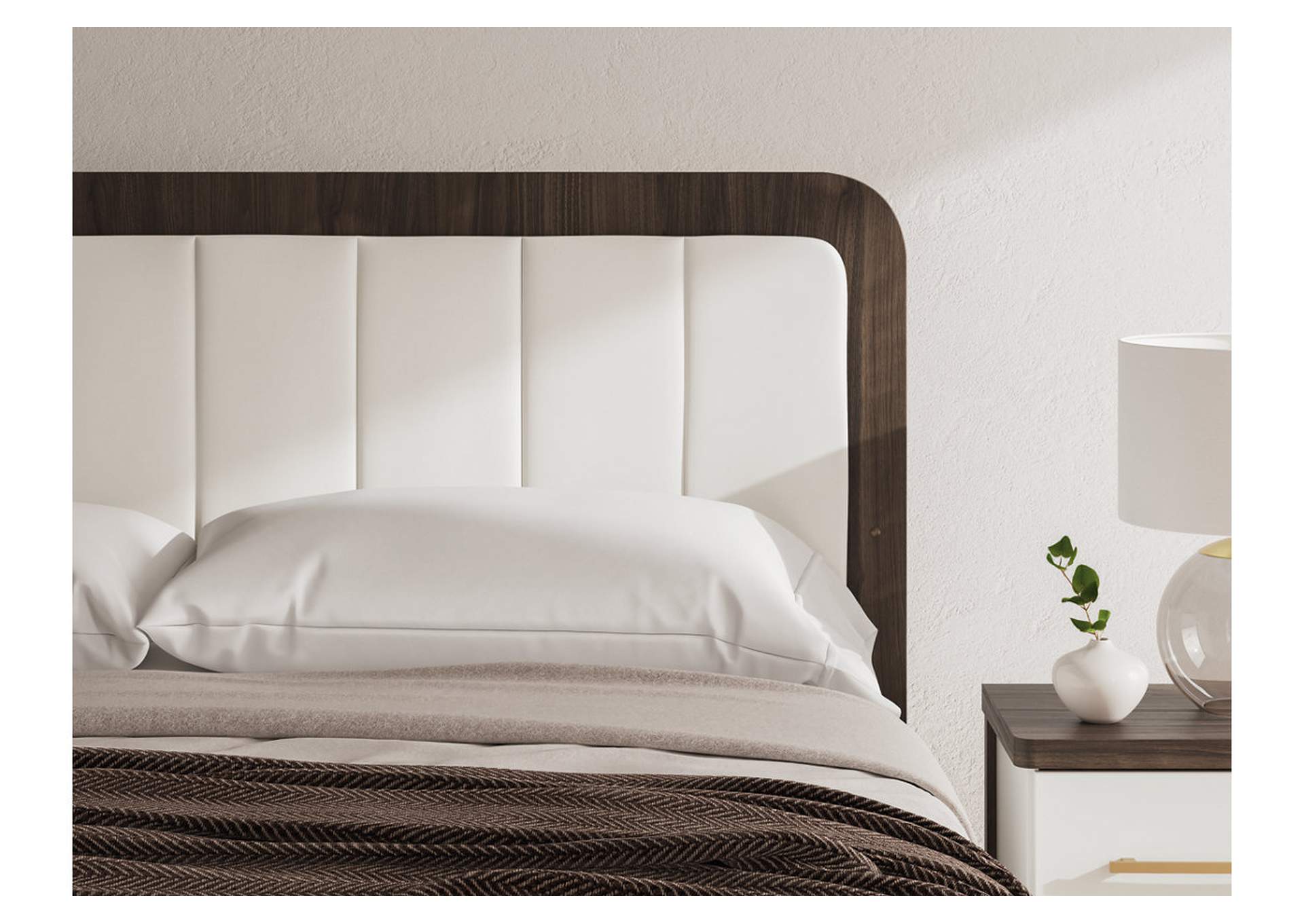 Kendanport King Upholstered Bed image 11