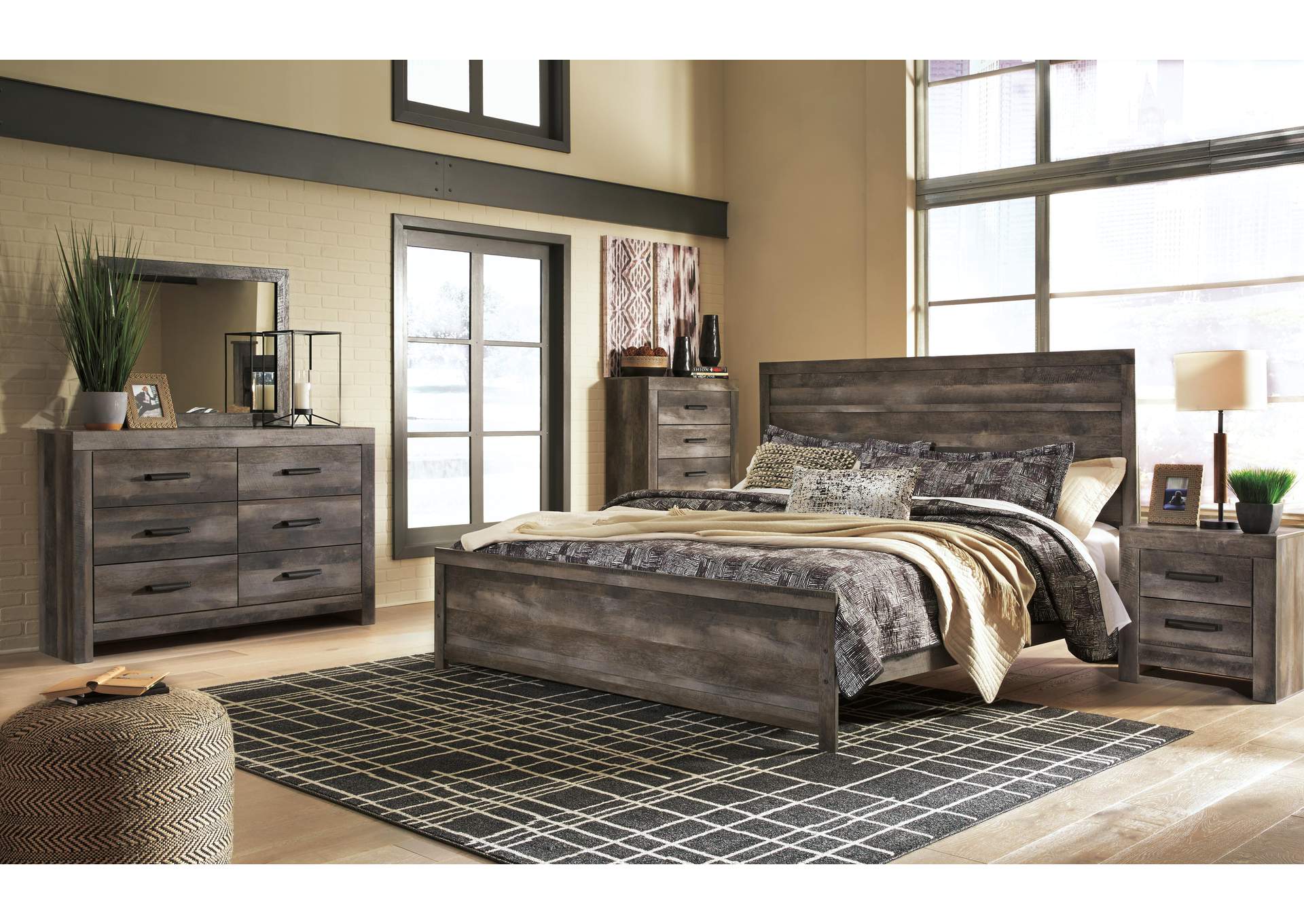 Wynnlow King Panel Bed with Mirrored Dresser and Chest image 3