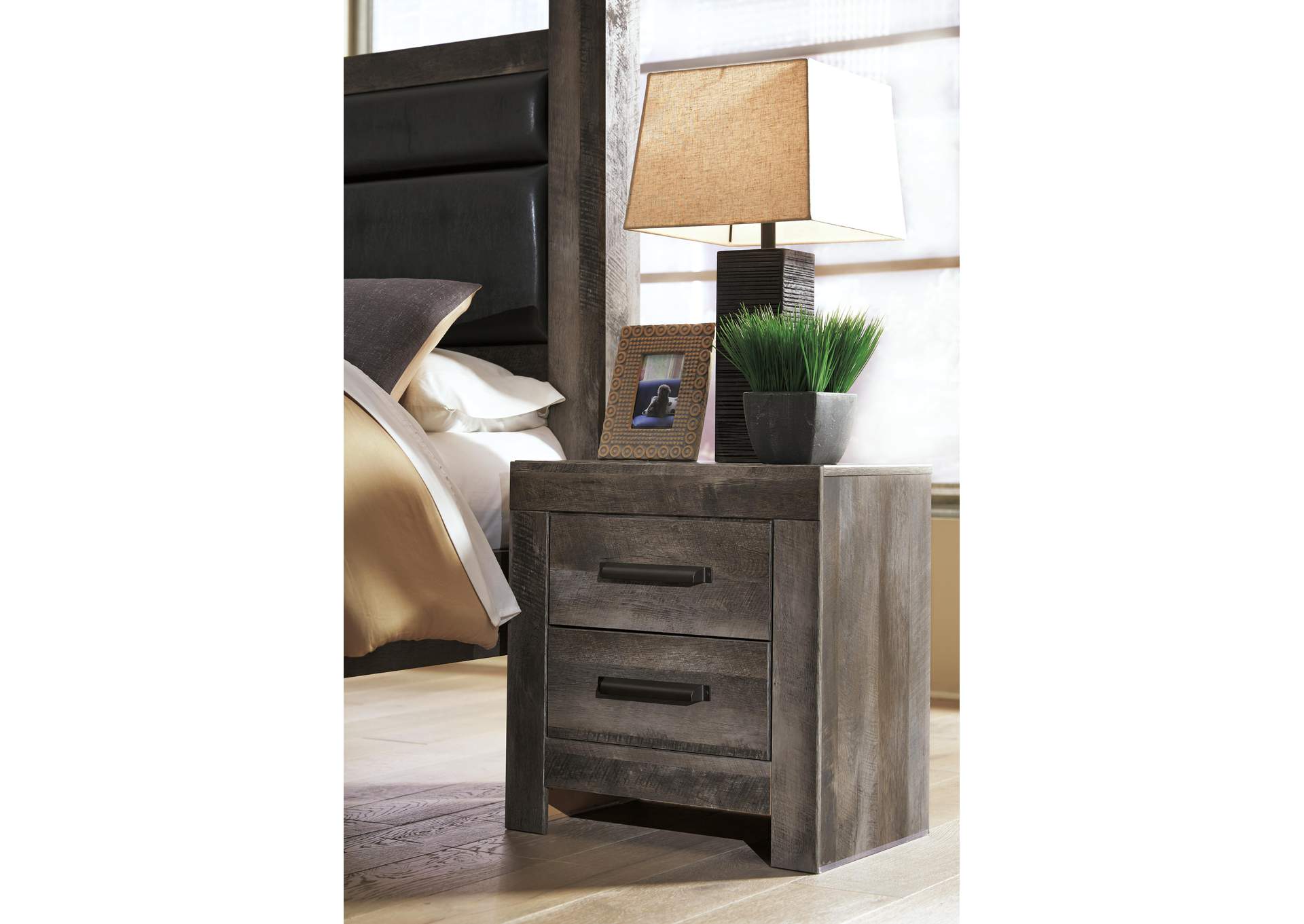 Wynnlow Full Panel Bed, Chest and Nightstand image 12