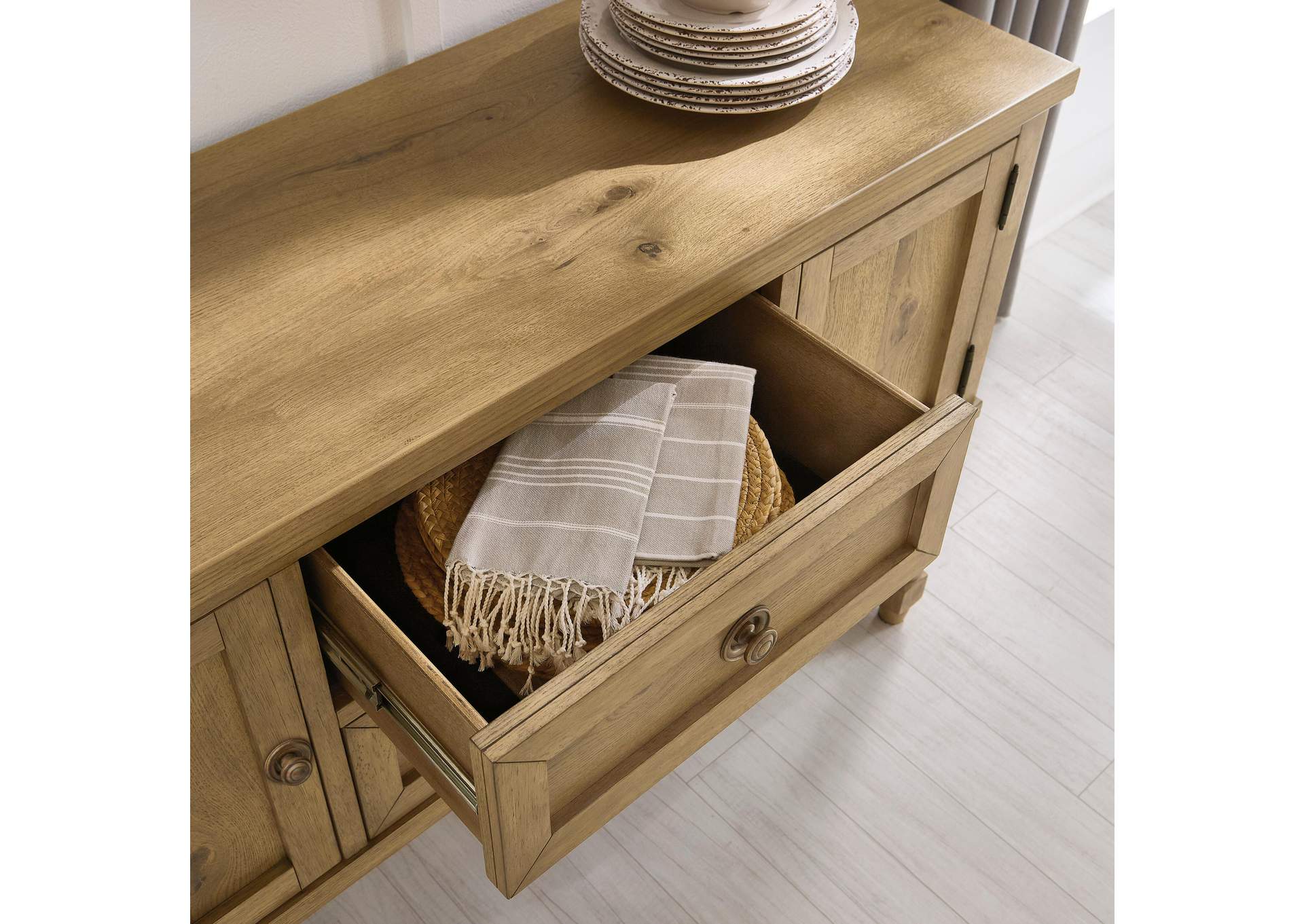 Mirlanda Dining Server image 6