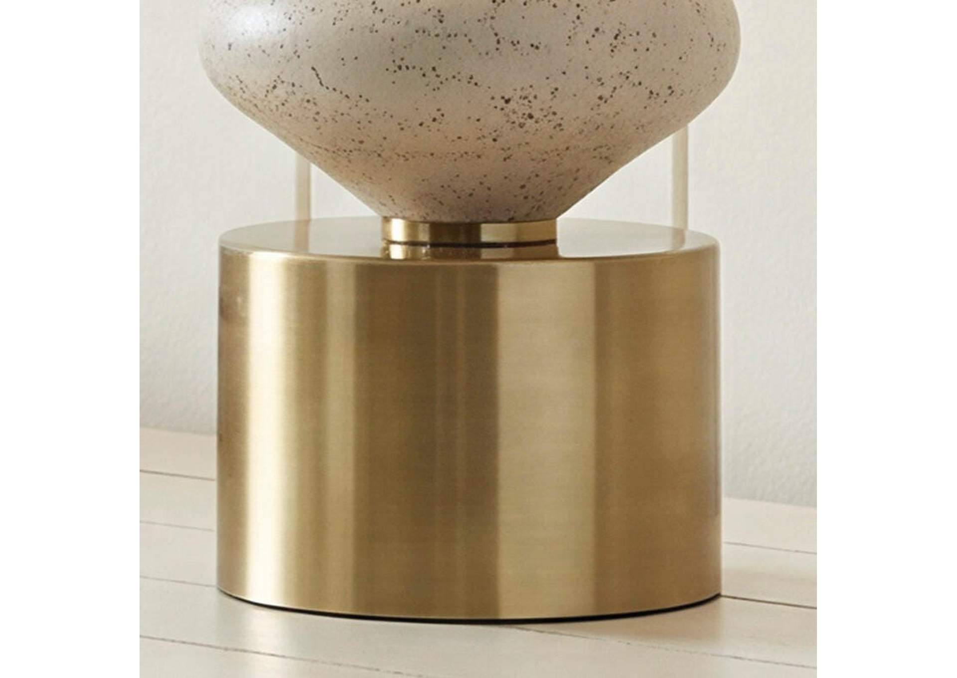 Wardthrone Table Lamp image 4