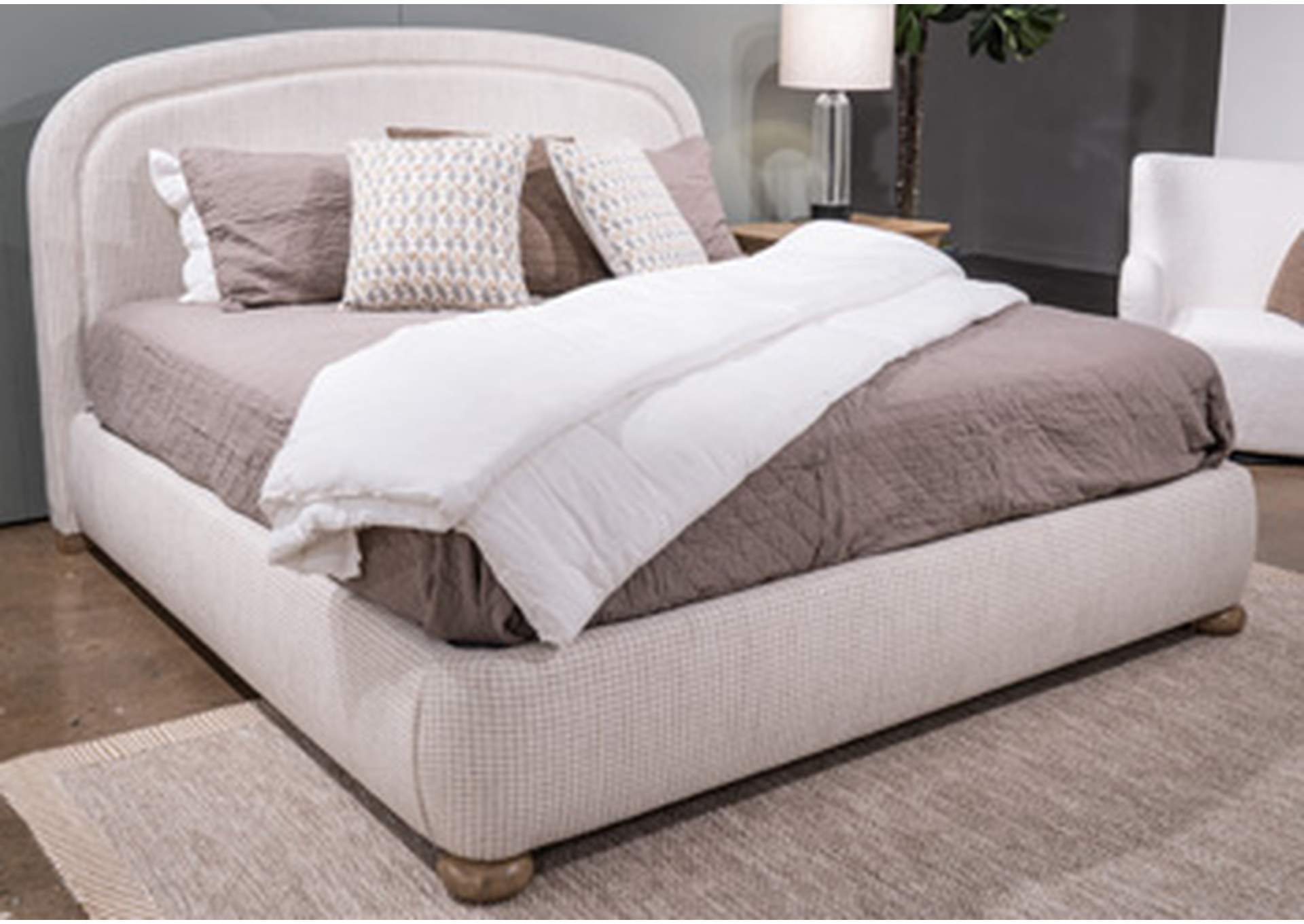 Mirlanda Queen Upholstered Bed image 1