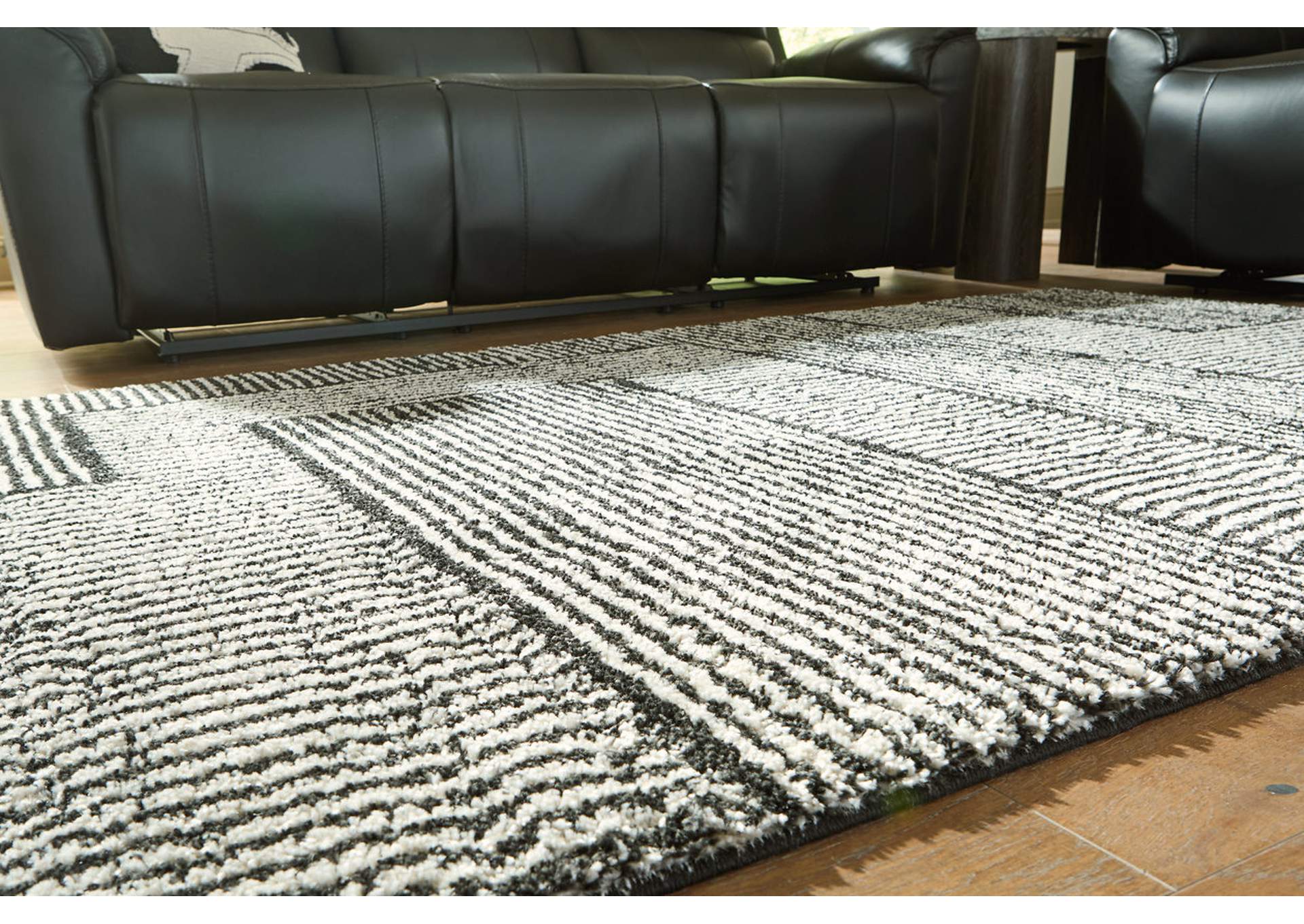Kurtmen 5' x 7' Area Rug image 3