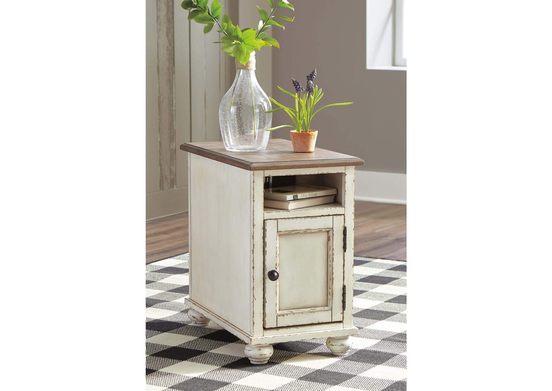 Realyn Chairside End Table image 4