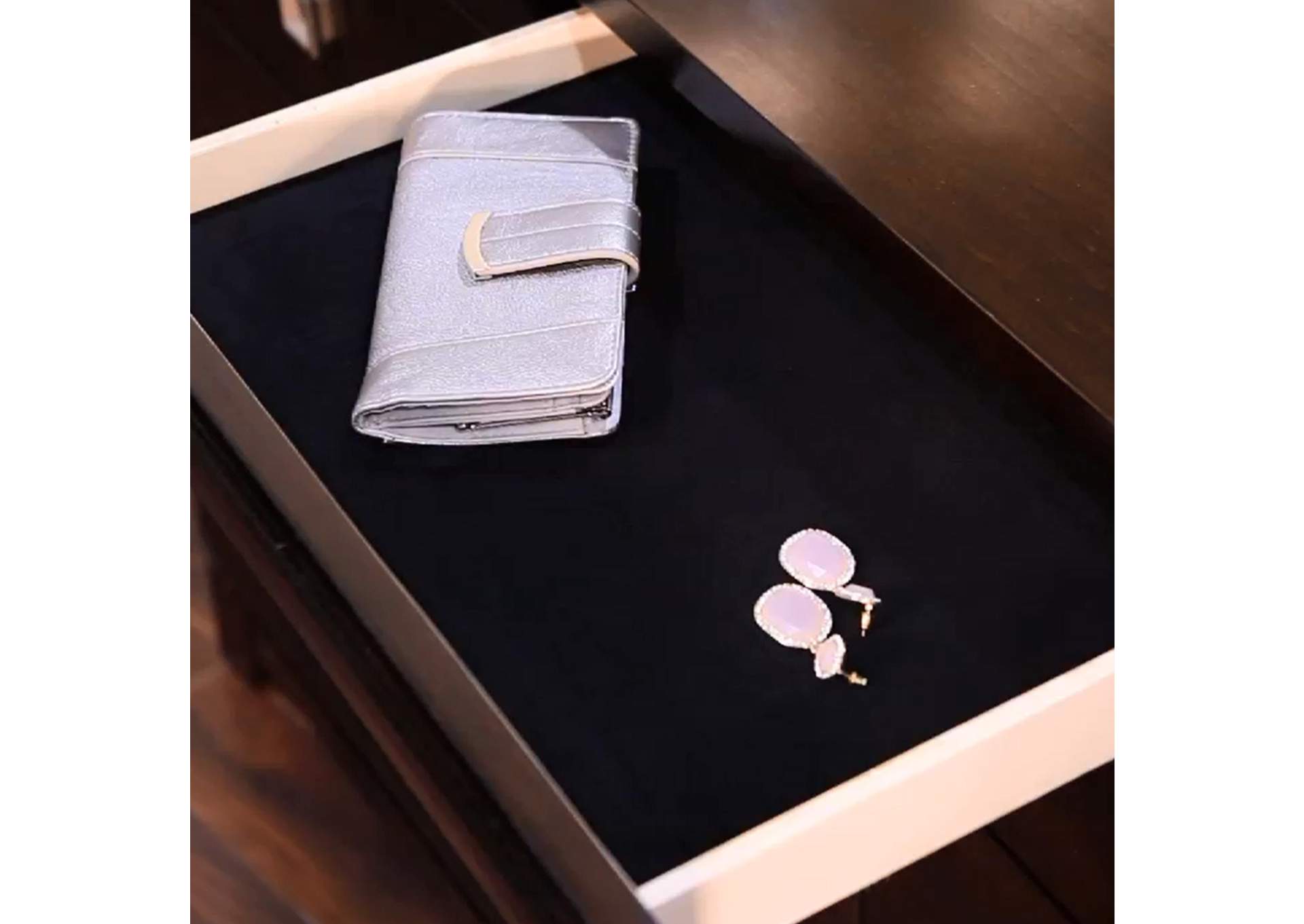 London Dresser image 3