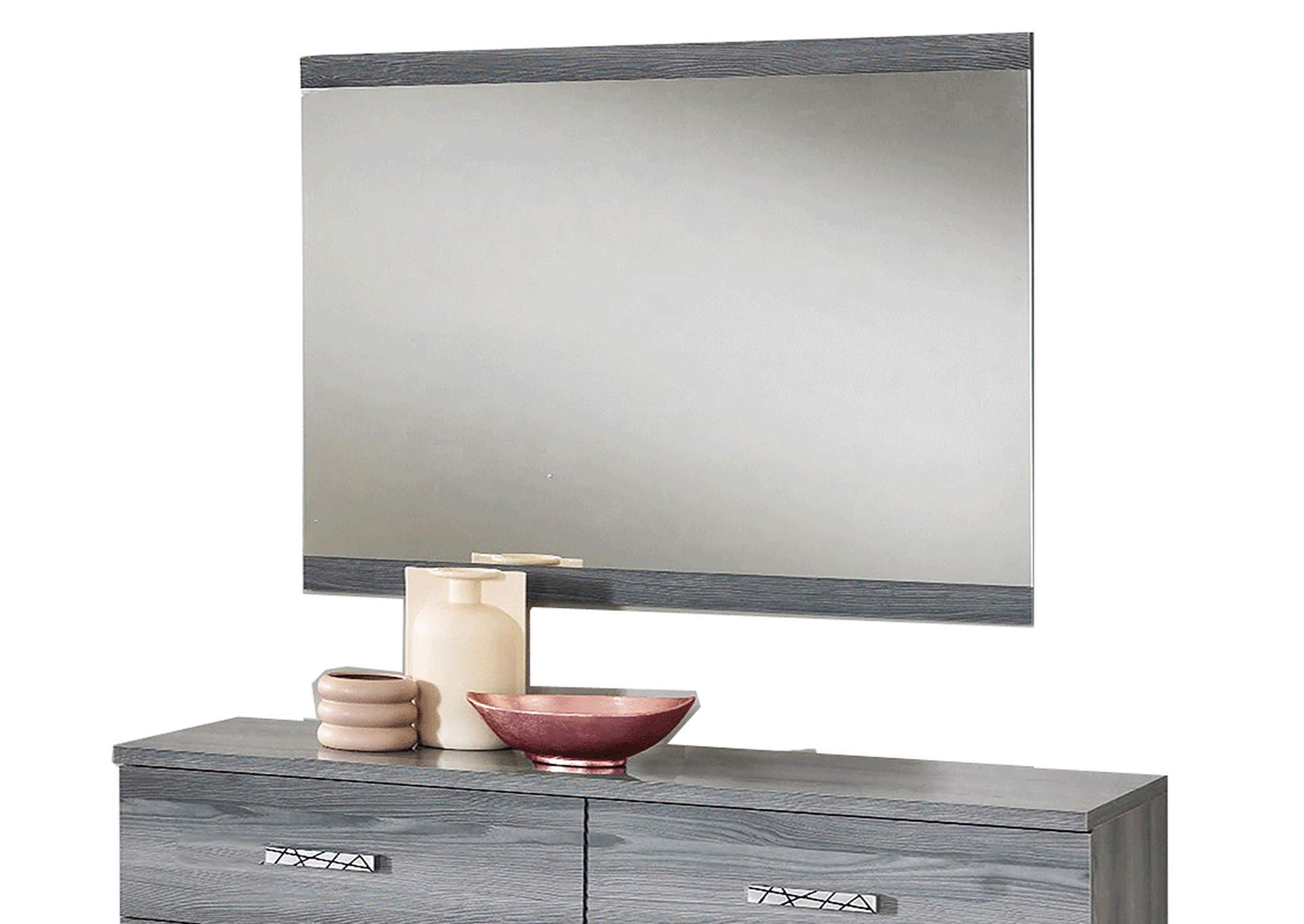 Nicole Mirror image 1