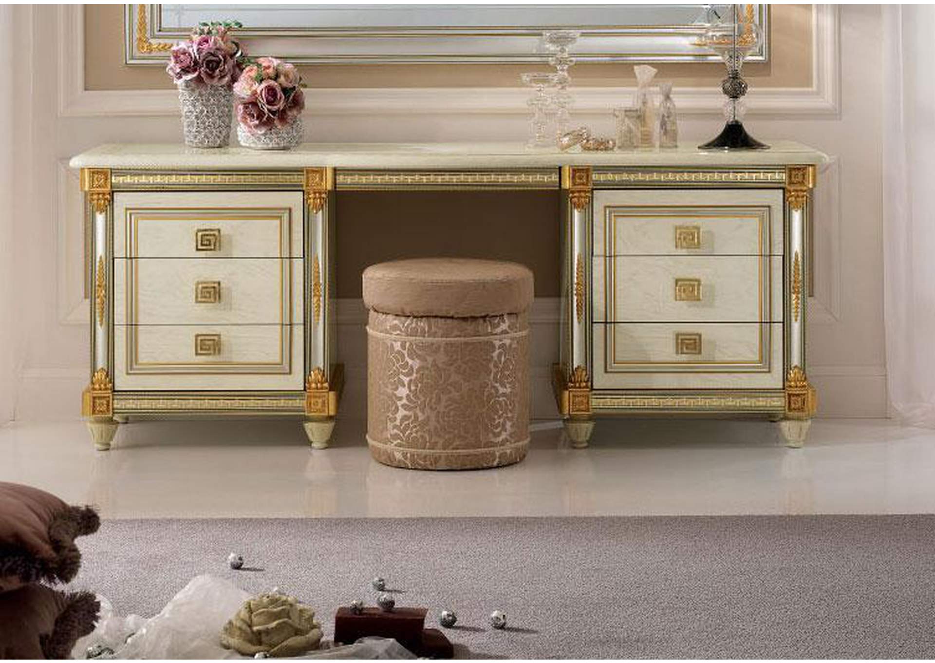 Liberty Pouf image 1
