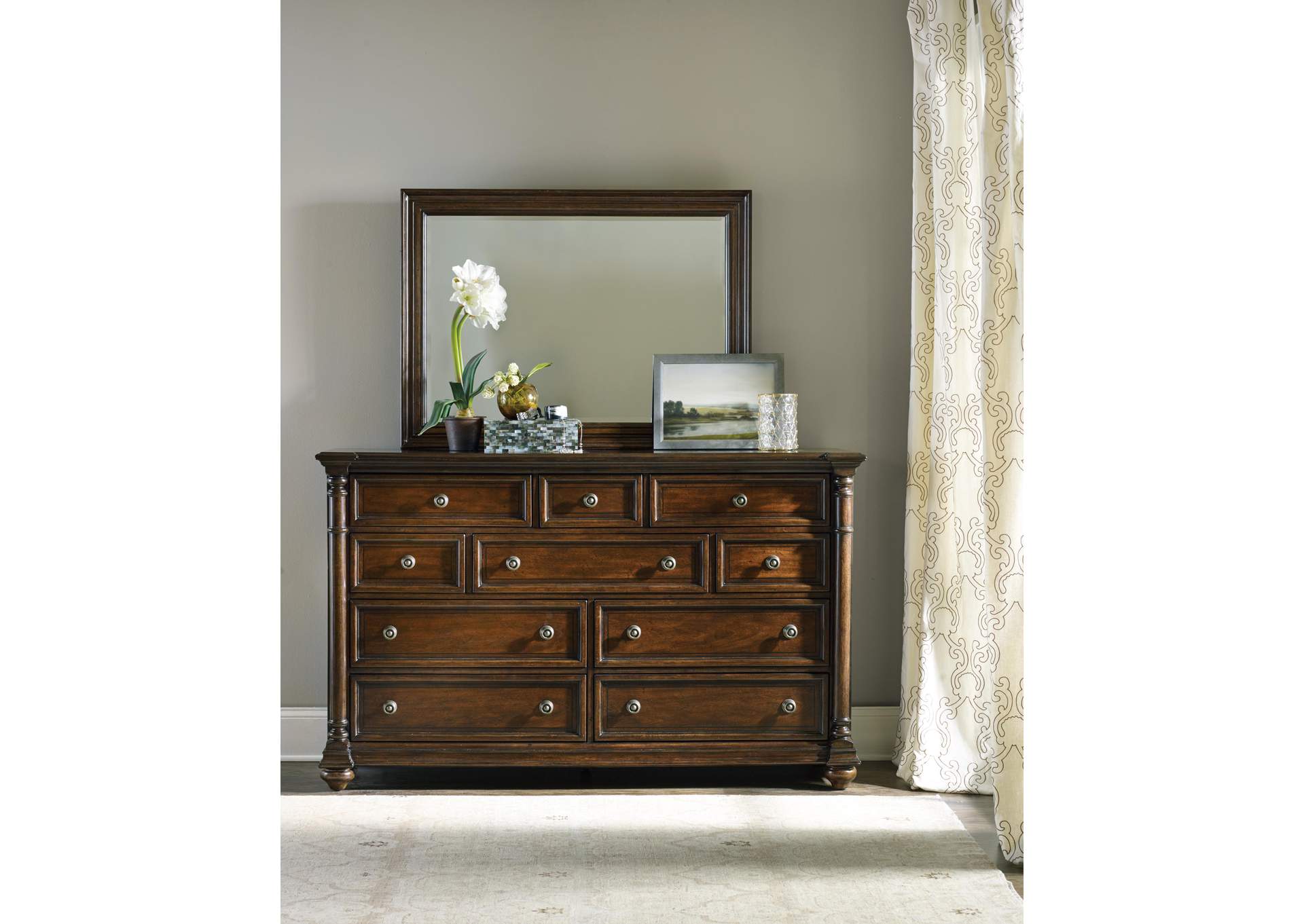 Leesburg Dresser image 4
