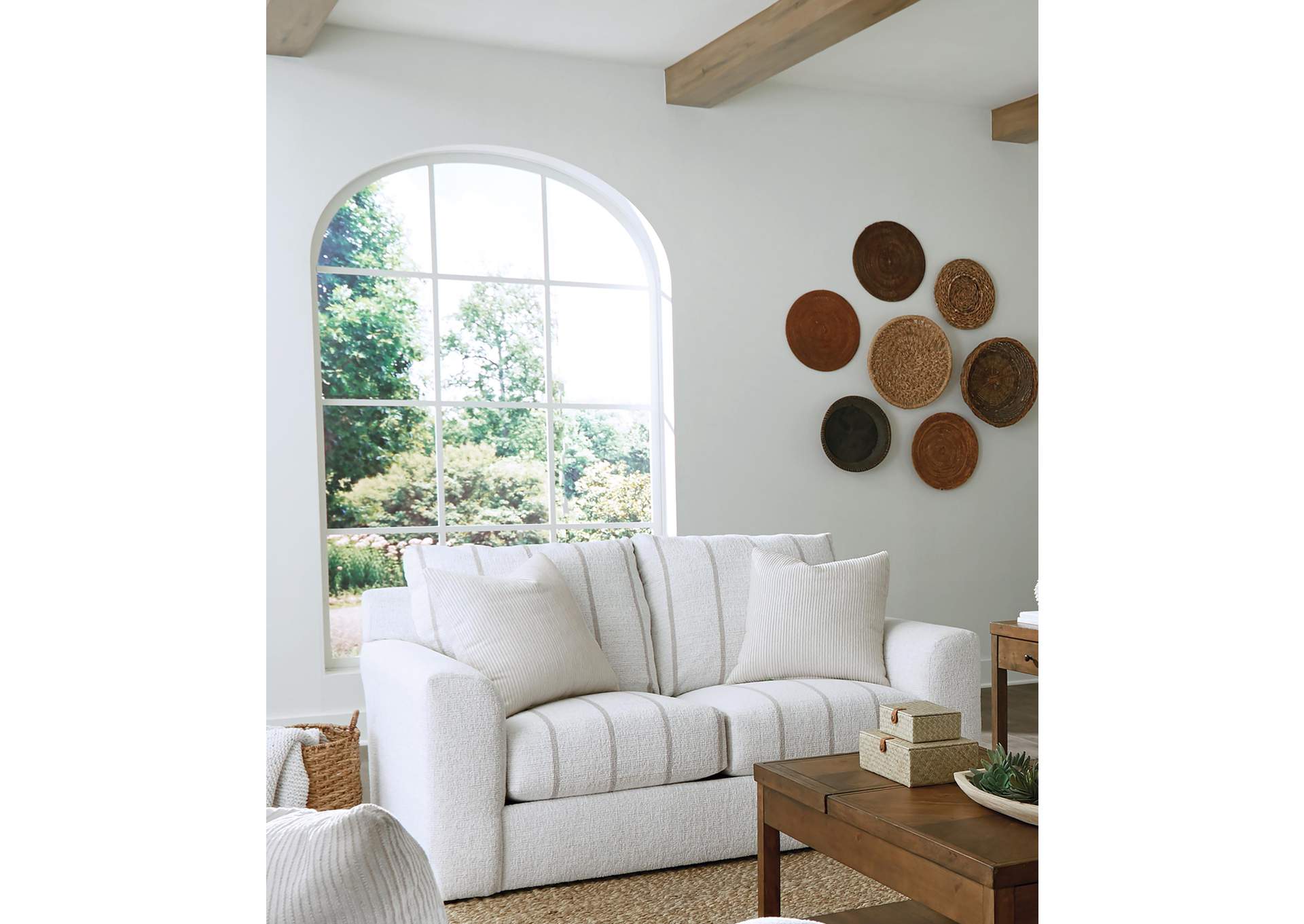 Lindsey Loveseat image 9