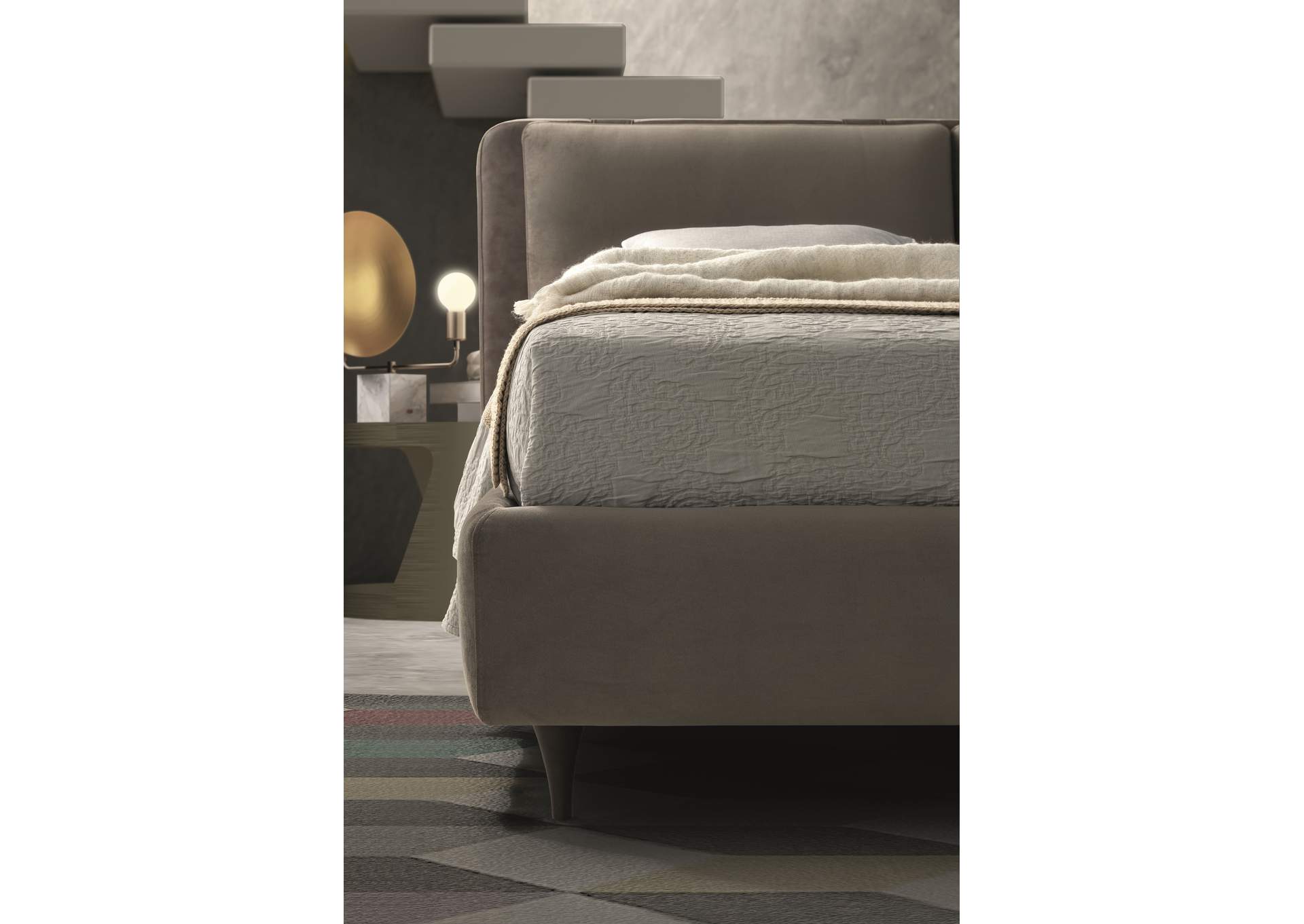Cortina Queen Bed image 5