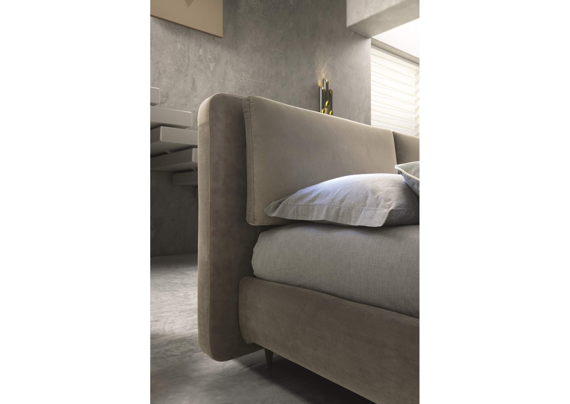 Cortina Queen Bed image 4