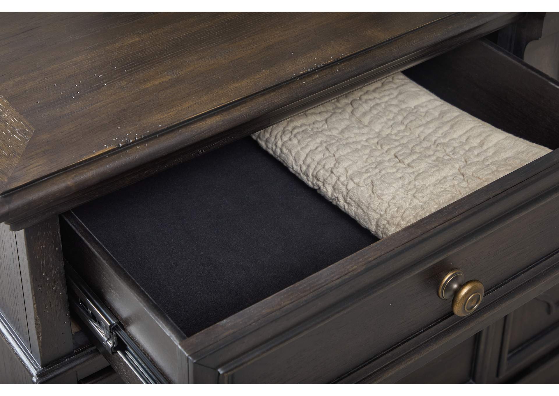 Hickory Creek 10 Drawer Dresser image 9