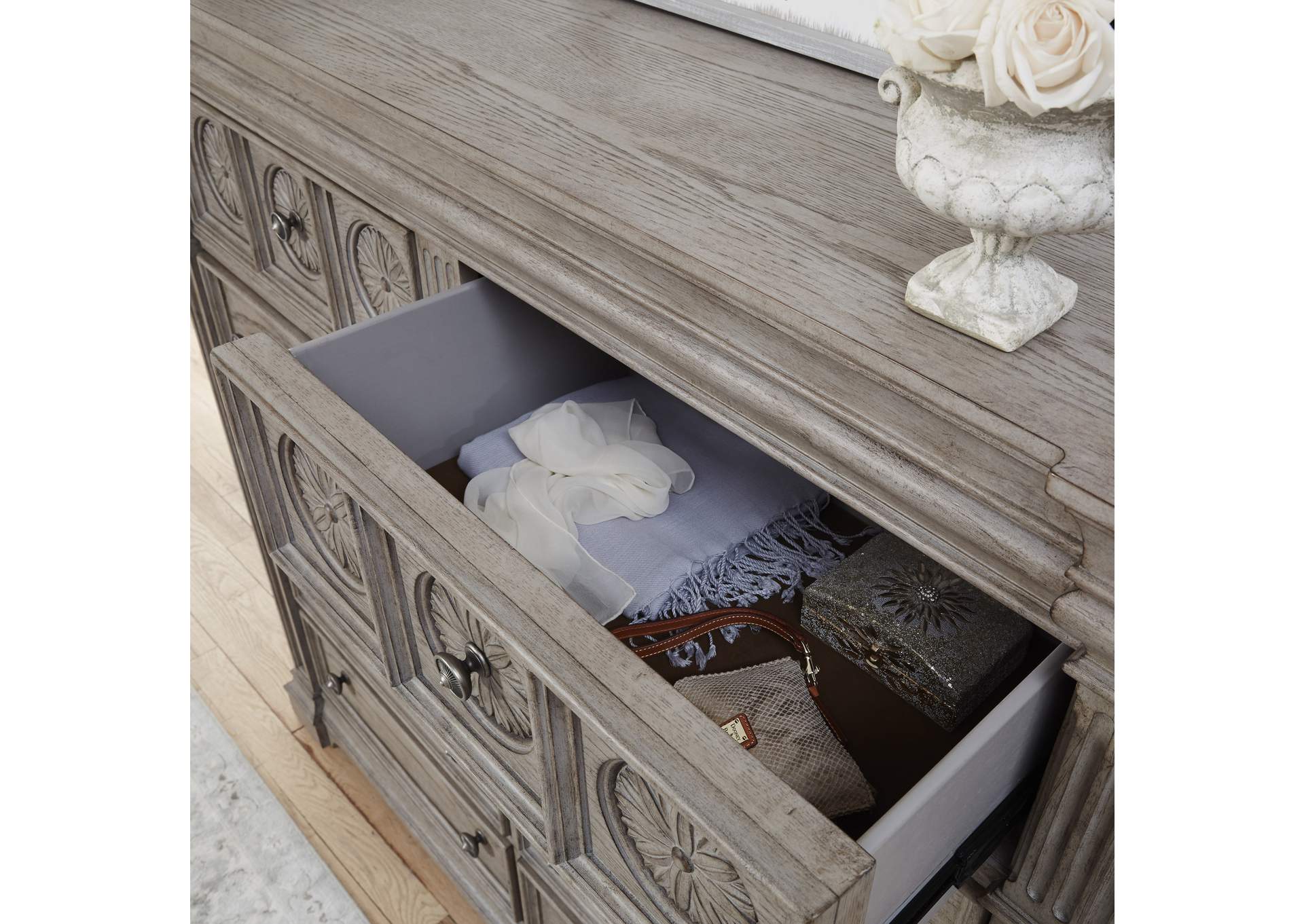 Kingsbury 10 Drawer Master Chest image 5