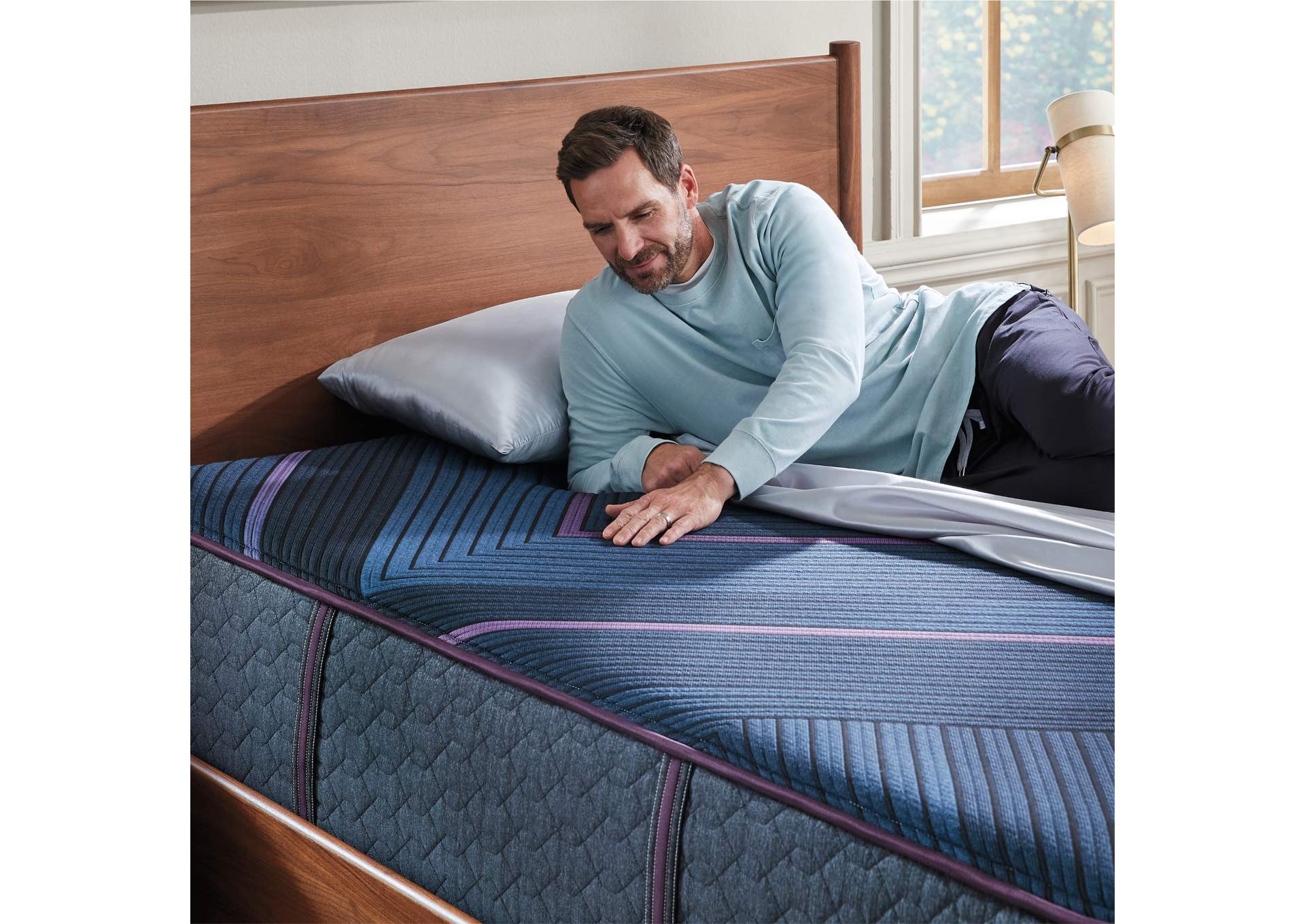Beautyrest World Class Level Three Hybrid Firm Mattress - King image 6